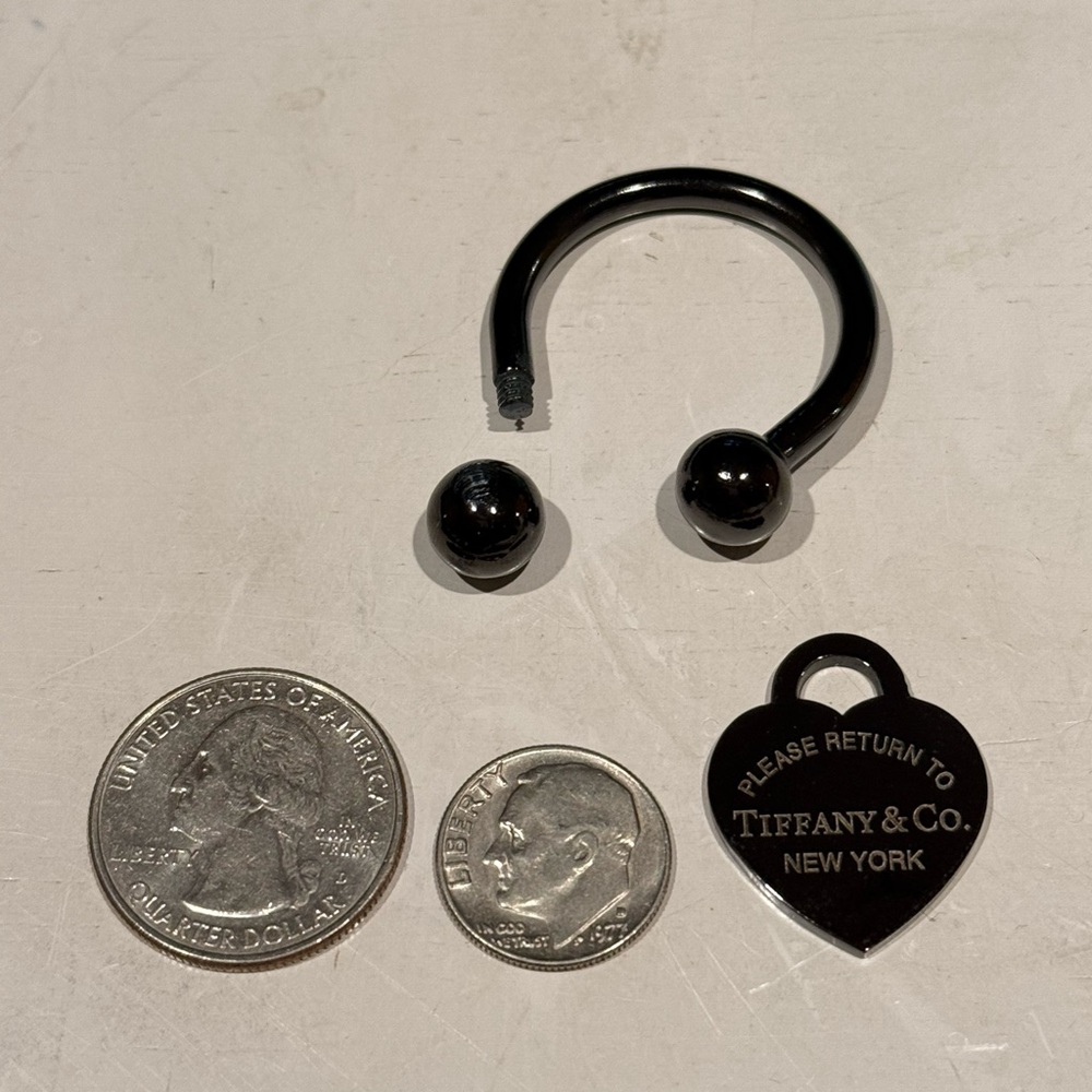 Tiffany & Co. black heart titanium screw keyring - Picture 6 of 6